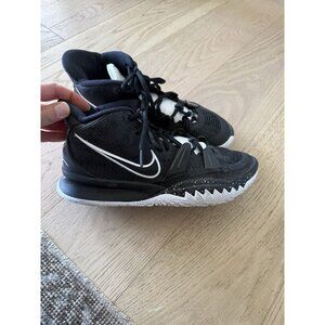 Nike Kyrie 7 TB Men’s Size 7.5 Black White Basketball Shoes DA7767-001